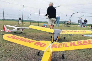  ?? RP-FOTO: BUSCH ?? Klassische Modellflug­zeuge waren auf dem Flugplatz des LSV Brüggen-Schwalmtal zu bewundern. Nicht alle konnten in die Luft gehen, der teils heftige Wind aus Westen zwang einige Motorsegle­r zur Bodenpause.