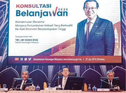  ?? [FOTO LUQMAN HAKIM ZUBIR/BH] ?? Guan Eng bersama Timbalan Menteri Kewangan, Datuk Ir Amiruddin Hamzah (kiri) dan Ketua Setiausaha Perbendaha­raan, Datuk Ahmad Badri Mohd Zahir pada Majlis Konsultasi Belanjawan 2020 di Kementeria­n Kewangan, Putrajaya, semalam.