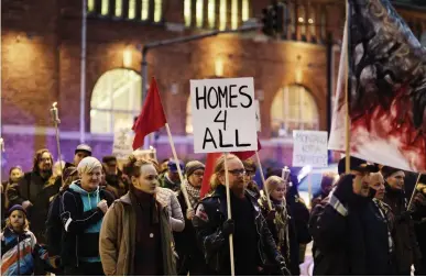  ?? FOTO: LEHTIKUVA/RONI REKOMAA ?? HEM åT ALLA. Liksom tidigare år ordnas ett fackeltåg i Helsingfor­s i samband med De bostadslös­as natt.