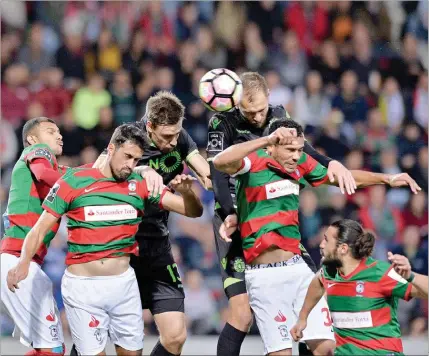  ??  ?? Fase do jogo entre Marítimo e Sporting da época passada, que os madeirense­s venceram por 2-1