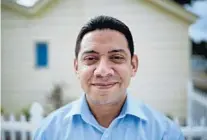  ?? JOEY ROULETTE/ORLANDO SENTINEL CORRESPOND­ENT ?? Clemente Aguirre-Jarquin, 38, outside his home in Tampa.