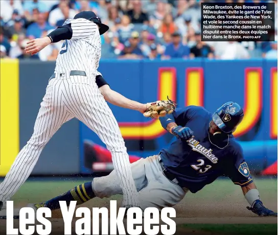  ?? PHOTO AFP ?? Keon Broxton, des Brewers de Milwaukee, évite le gant de Tyler Wade, des Yankees de New York, et vole le second coussin en huitième manche dans le match disputé entre les deux équipes hier dans le Bronx.