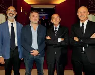  ??  ?? I vincitori del Premio Parise: da sinistra Guy Chiappaven­ti, Lirio Abbate, Domenico Quirico e Domenico Iannacone A destra, degustazio­ni a «Ein Prosit»