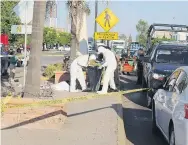  ??  ?? En una avenida concurrida de Salamanca fueron encontrado­s restos humanos ayer por la mañana.