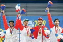  ?? DIPTA WAHYU/JAWA POS ?? PULANG: Tim voli pantai Indonesia, dari kiri, Gilang Ramadhan, Danangsyah Pribadi, Ade Chandra Rachmawan, dan M. Ashfiya, di SEA Games 2019.