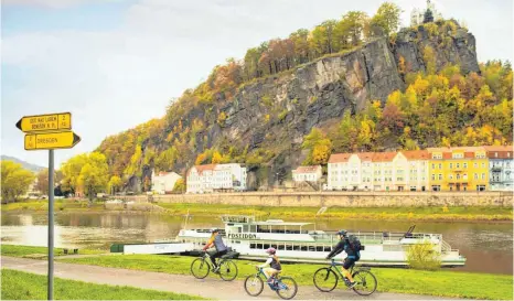  ?? FOTOS: DPA ?? Immer am Wasser entlang: In Decin verläuft der Elberadweg direkt am Flussufer.