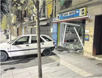  ?? Ayuntamien­to de Huesca ?? El coche empleado para el alunizaje junto a la tienda de telefonía que se ha visto dañada.