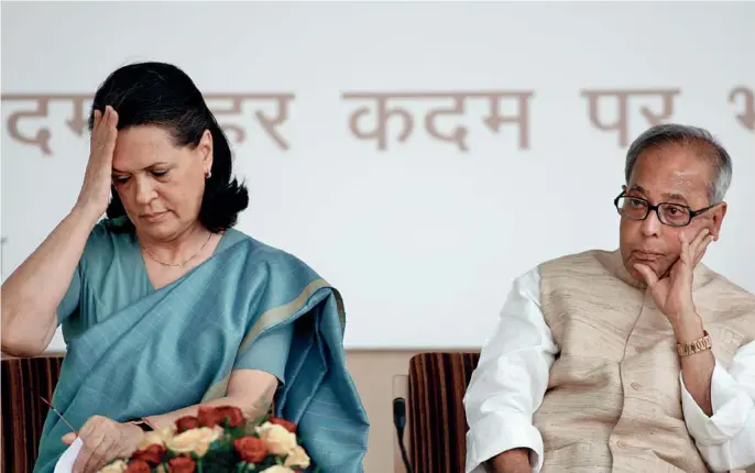  ?? AP Photo ?? SONIA GANDHI ( LEFT) WITH PRANAB MUKHERJEE ATTHE RELEASE OFTHE PARTYMANIF­ESTO AHEAD OFTHE 2009 GENERALELE­CTIONS