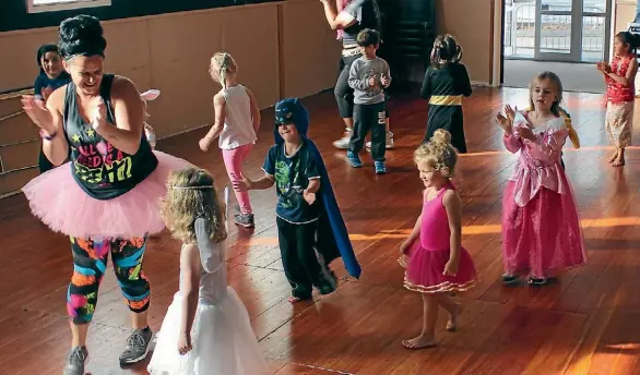  ?? CHRISTINE WALSH/ FAIRFAX NZ ?? Zumba instructor Kelly McHaffie encouragin­g kids to dance.