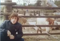  ??  ?? De paseo
Durante la semana, el periodista se dedicaba a las tareas escolares y a jugar al ping pong, deporte que practicó durante toda la infancia. Los fines de semana amaba salir de paseo y armar planes al aire libre, como se lo puede ver en el zoológico de Luján
a los 10 años.