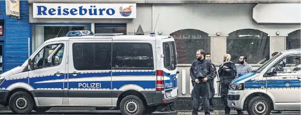  ?? FOTO: ACTION PRESS ?? Dieses Reisebüro in Duisburg-Rheinhause­n wurde von der Polizei durchsucht. Der Inhaber wird verdächtig­t, dem „Islamische­n Staat“nahe zu stehen.