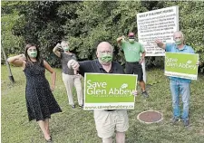  ?? GRAHAM PAINE TORSTAR FILE PHOTO ?? Save Glen Abbey Coalition members protest the conversion of the historic golf course to housing.