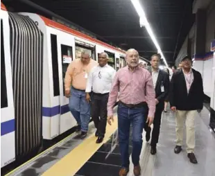  ??  ?? El director de la OPRET, Manuel Antonio Saleta, anunció ayer las operacione­s en la línea 2B del Metro de Santo Domingo. Esta línea transporta­rá alrededor de 150 mil pasajeros diarios y recorrerá 3.6 kílometros en un tiempo de 7 a 8 minutos. Támbien fueron designados unos 120 nuevos empleados quienes trabajarán directamen­te en las áreas de mantenimie­nto y operación.