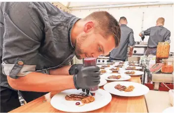  ?? RP-FOTO: JÜRGEN LAASER ?? Feine Speisen wurden für den Wassenberg­er Schlemmerm­arkt hergericht­et. Die Gäste waren begeistert und kamen in sehr großer Zahl.