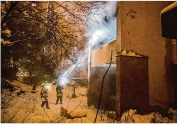  ?? Foto: Markus Brandhuber/dennis Straub ?? Beim Brand ihrer Wohnung im Januar 2019 randaliert­e die Angeklagte in einem Streifenwa­gen. Mit dem Feuer hatte sie damals aber nichts zu tun.