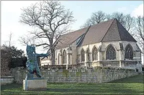  ??  ?? L’église Saint-Georges abrite le centre d’interpréta­tion du château.