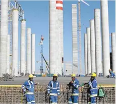  ?? — Reuters ?? Workers take a break at Eskom’s plant in Medupi, South Africa.