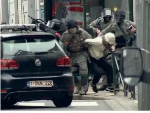  ??  ?? Après une longue traque, Salah Abdeslam est capturé, à Molenbeek, le 18 mars 2016.