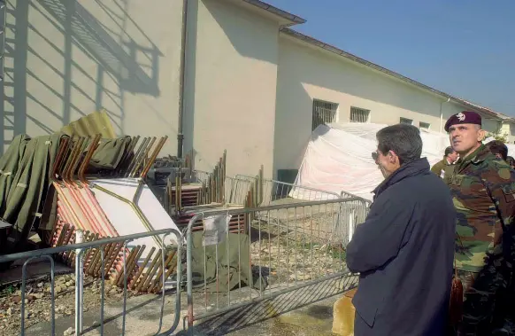  ??  ?? Il padre di Emanuele Scieri davanti al magazzino all’interno della caserma Gamerra dove fu ritrovato il corpo senza vita del figlio. Sotto Emanuele Scieri (foto Massimo Sestini)