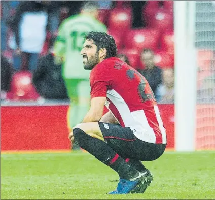  ?? FOTO: JUAN ECHEVERRÍA ?? Números escasos Raúl García refleja su frustració­n en el choque frente al Valencia, que terminó con empate sin goles