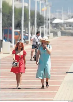  ?? M.C.I.C. ?? Dos mujeres sin mascarilla cerca de una zona de playa.