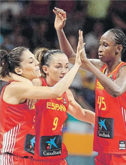  ?? FOTO: EFE ?? Cristina Ouviña, Laia Palau y Astou Ndour celebran la meritoria victoria sobre Japón en el estreno del Mundial