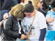  ??  ?? Dos mujeres lloran frente a la Base de la Armada en Mar de Plata, al confirmars­e el hallazgo.