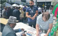  ??  ?? FRÅGOR. Hagi Farah in Rinkeby samlade in frågor till alla partiledar­e som deltar i politikerv­eckan i Järva.