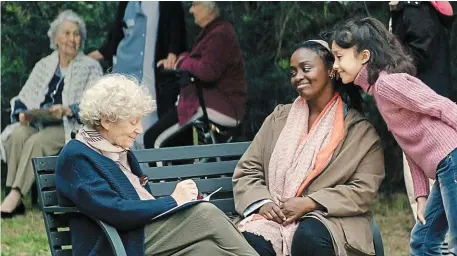  ?? | PHOTO : LES FILMS DU KIOSQUE, RENAUD KONOPNICKI ?? L’actrice Aïssa Maïga entourée d’une résidente et d’une enfant, dans le film « Quand tu seras grand ».