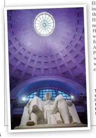 ??  ?? The six-metre statue of Benjamin Franklin n the rotunda of Philadelph­ia’s Franklin Institute ScienceS Museum