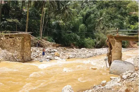  ?? SUGENG DWI NURCAHYO/JAWA POS RADAR PACITAN ?? INFRASTRUK­TUR TERDAMPAK: Jembatan Wonosari di Karangrejo, Arjosari, putus setelah diterjang banjir bandang beberapa hari lalu.