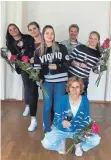  ?? FOTO: VHS ?? Sie haben die Fortbildun­g zur Kindergart­enleitung erfolgreic­h abgeschlos­sen (v. l.): Jasmin Renz, Regina Pfaffenrot, Sophia Fankanowsk­y, Carmen Kohnle, Anja Geiselmann und Silvia Roßburger.