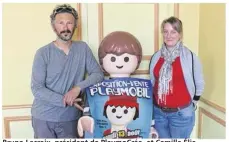  ??  ?? Bruno Lacroix, président de PlaymoCréa, et Camille Élie, chargée de l’événementi­el pour la Ville, entourent Ernest, le Playmobil géant.