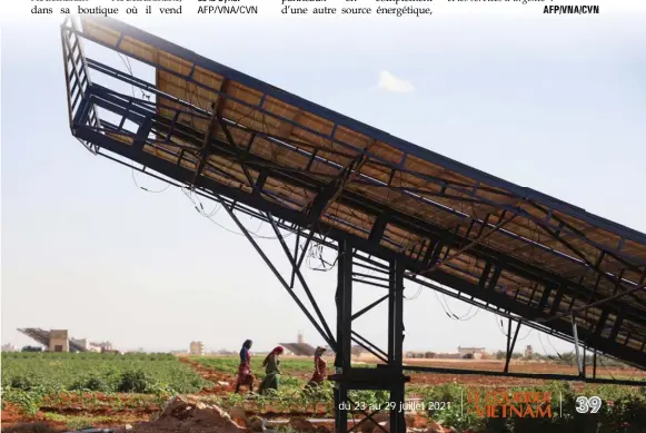  ??  ?? Un panneau photovolta­ïque installé dans un champ près du village de Killi, à Idleb, dans le Nord-Ouest de la Syrie. AFP/VNA/CVN