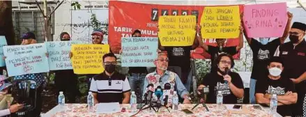  ?? (Foto Fariz Iswadi Ismail/bh) ?? Khalid (dua dari kiri) bersama sebahagian penduduk pada sidang media di Pusat Kawasan Rukun Tetangga Kampung Sungai Baru, semalam.