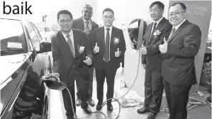  ??  ?? JULAIHI (kiri) mengecas kenderaan elektrik di stesen mengecas BMW i-Wallbox pertama di CityOne Megamall, Kuching. Turut kelihatan Stephen (kanan), Tay, Jonathan dan Sashi.