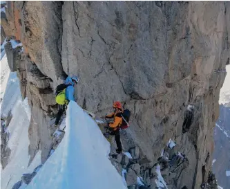  ??  ?? En hiver, les vires sont toutes enneigées pour rejoindre le sommet du Petit Dru. En arrière-plan, on devine le cheminemen­t du Z dans le Grand Dru. Une fine arête de neige relie le Petit au Grand Dru. À gauche, la sortie du couloir nord.