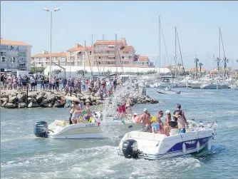  ??  ?? La traditionn­elle bataille d’eau au retour au port.