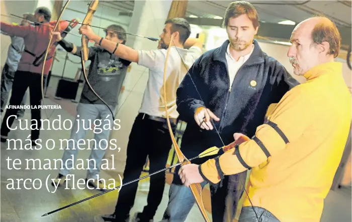  ?? FOTOS: MARTÍN BONETTO ?? Precaucion­es en el salón. Usar protección en el antebrazo, ajustar la flecha en la cuerda y apuntar hacia abajo antes de preparar el lanzamient­o.