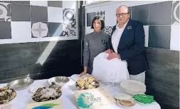  ?? LA RAZÓN ?? Leyre y César Gómez durante la degustació­n de ostras españolas