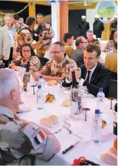  ?? PHOTO AFP ?? Le président Emmanuel Macron profite d’un souper avec près de 700 soldats au Niger, pour souligner notamment le travail de ceux-ci face aux djihadiste­s.