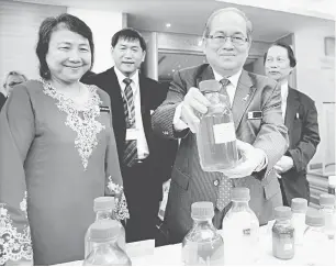  ??  ?? BIODIESEL BERENGKAH DIKENA DI SARAWAK DISEMBER TU: Uggah mandangka sebansa ari produk minyak sawit lebuh meda sekeda ari pengawa pemandang ti bisi diatur beserimbai enggau POMREQ di Kuching apin lama tu ke udah. Sama bisi nyempulang Uggah (dalam...