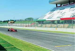  ??  ?? Una delle Rosse di Formula 1 durante i test a porte chiuse nel circuito del Mugello della scorsa settimana