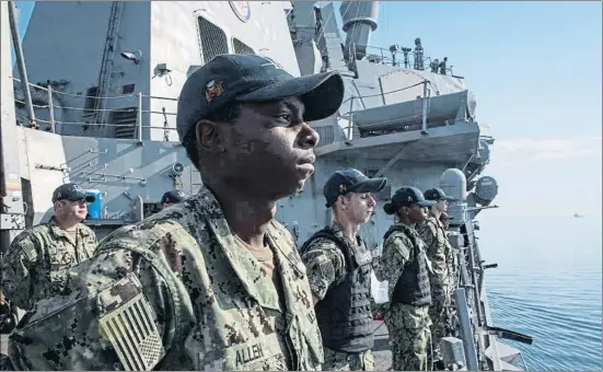  ?? HANDOUT / REUTERS ?? Marineros de EE.UU. forman a bordo del destructor lanzamisil­es USS Donald Cook durante su partida el lunes de Larnaca (Chipre)
