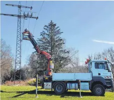  ??  ?? Mit einem Hubsteiger wird eine Doppelleit­ung abgebaut