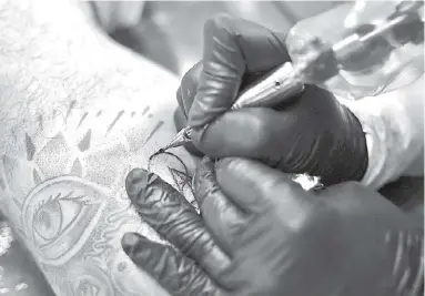  ??  ?? Muchos aspirantes a ser tatuadores deciden venir a Guadalajar­a para aprender