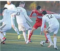  ?? RP-FOTO: ACHIM BLAZY ?? Alles auf einen: Torschütze Hayato Yakumaro (2.v.r.) wird von gleich mehreren Gegenspiel­ern bedrängt.