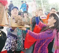  ??  ?? HAJIJI (tengah) mengetuai acara simbolik perasmian majlis dengan melepaskan sebanyak 60 ekor burung merpati.