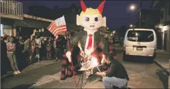  ?? Reuters ?? A man sets on fire a pinata representi­ng Trump in Guatemala, Wednesday.