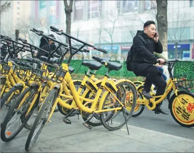  ?? TONG YU / CHINA NEWS SERVICE ?? An Ofo customer rides a bike in Tianjin.